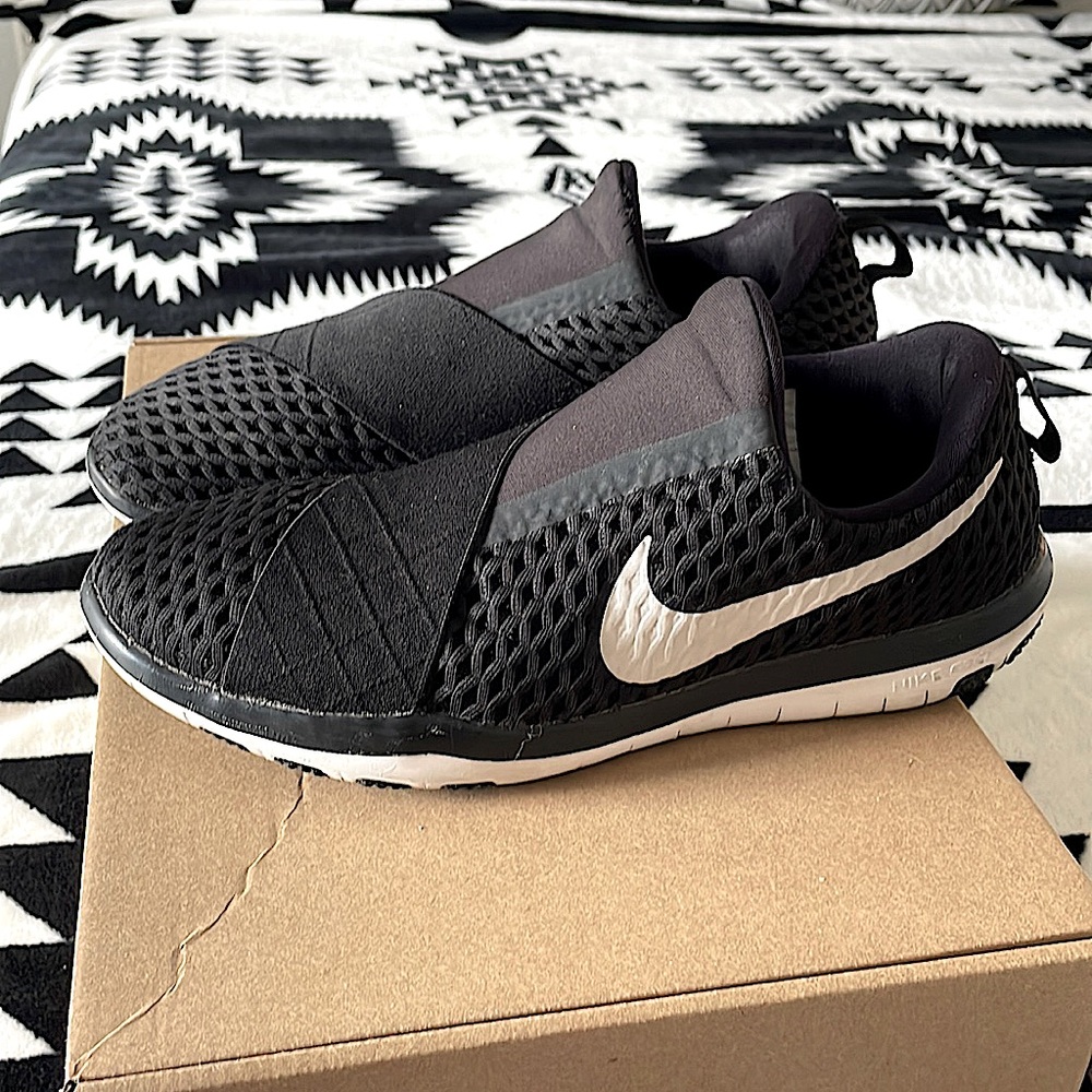 Nike slip on tennis shoes